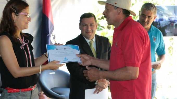 noemi_quiros_entrega_diploma_a_agricultor_