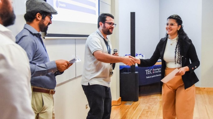 mujer recibiendo certificado