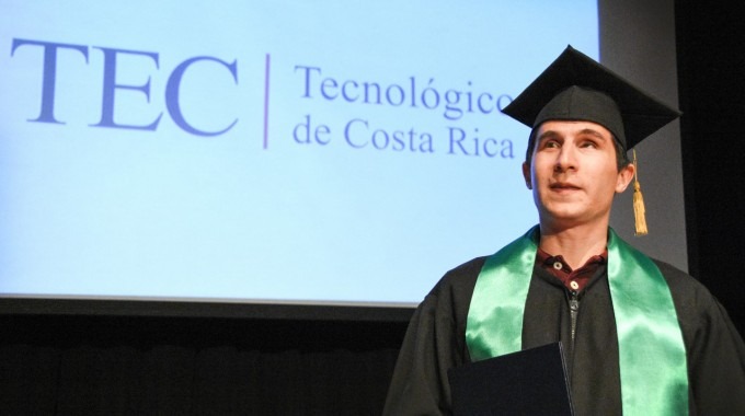 En la foto: David Campos posa como el primer ingeniero no vidente graduado en Costa Rica. 