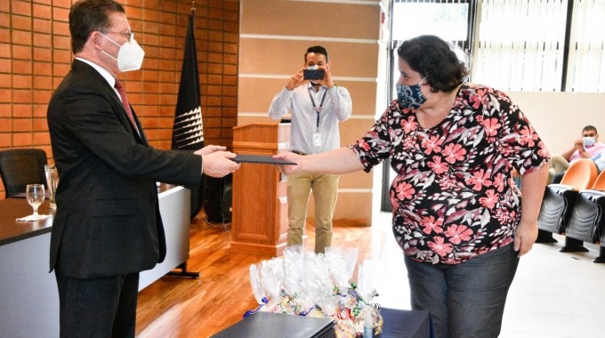 La estudiante recibe el título.