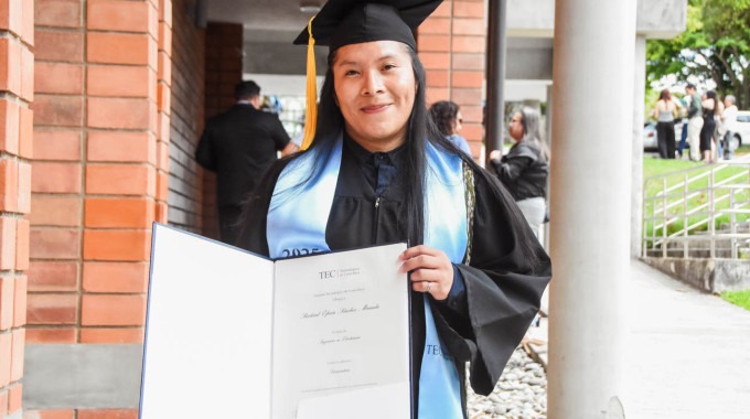 Joven indígena posa el su título para la fotografía. 