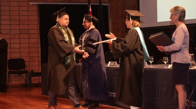 Imagen de un estudiante al graduarse