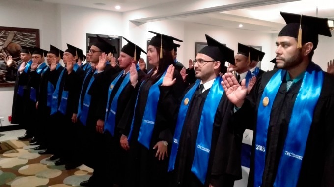 personas siendo juramentadas en graduacion