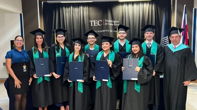 imagen de los ocho estudiantes graduados de la carrera de Ingeniería en Producción Industrial.