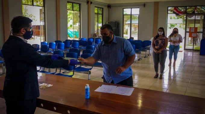 Imagen de entrega de los títulos, en la graduación del Técnico de Administración de Empresas.