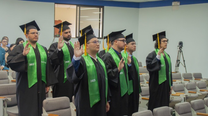 los jóvenes graduandos en la juramentación