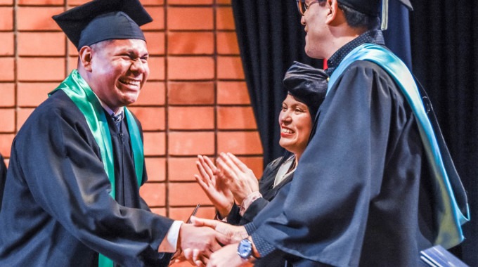Piterson Gónzalez Zúniga recibiendo título acto graduación