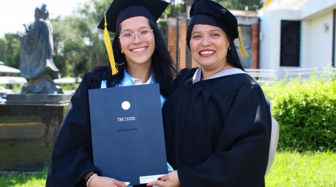 Las dos mujeres con togas mostrando el título