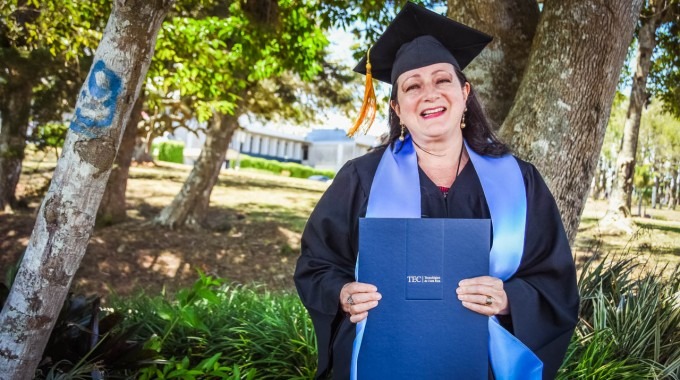 Nidia Ivankovich Guillén sosteniendo título tec graduación