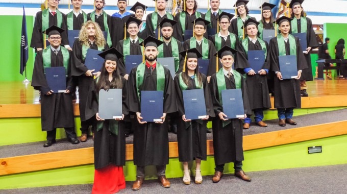 Las personas graduadas posan con el director del Campus.