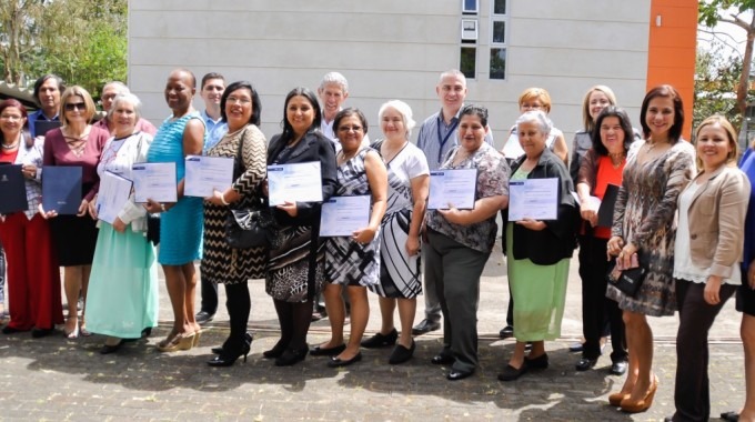 graduados_y_profesores_posando_con_titulos_frente_escuela_administracion_de_empresas_