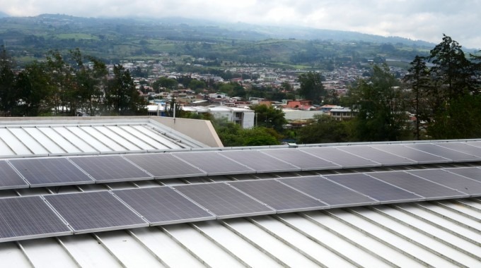 Paneles solares sobre un tejado.