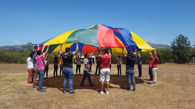 Imagen de varios estudiantes en una actividad recreativa.