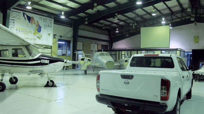 Se muestran aviones pequeños y otra maquinaría en el hangar del IPN, en México.