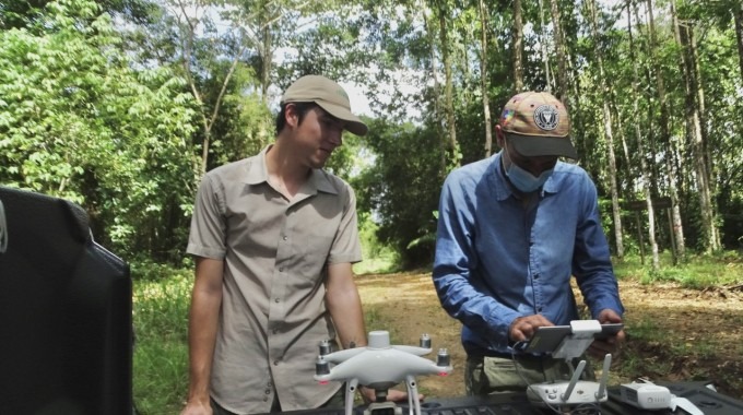 imagen de dos personas configurando un drone