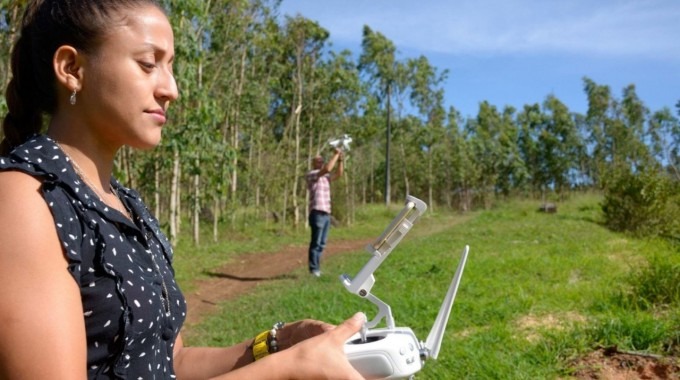 mujer con dron en la mano