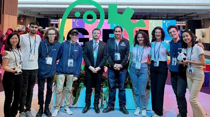 Los jóvenes posan frente al logo de iGEM.