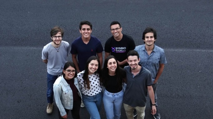 Grupo de jóvenes posando 