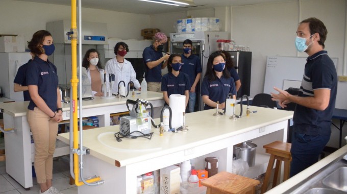 estudiantes en laboratorio