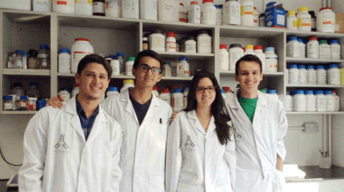 Equipo de MaGenta BioLabs: de derecha a izquierda, Marcelo Castro, Sofía Miranda, Rafael Lobo, José Pablo Méndez. (Foto: cortesía Marcelo Castro)