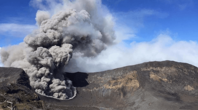 volcán en erupción