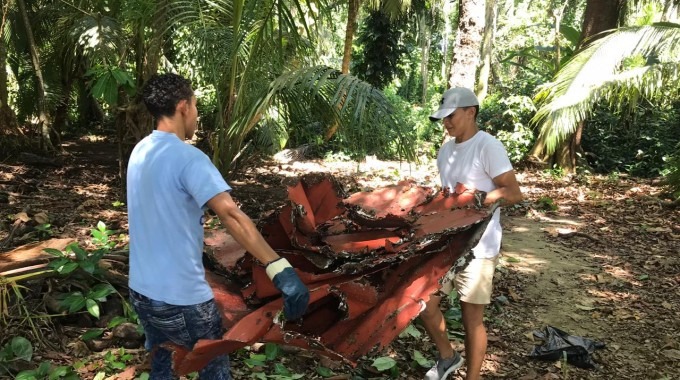 dos personas recolectan basura en isla Uvita 
