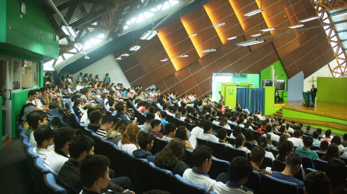 Asistentes al recibimiento oficial de los estudiantes de nuevo ingreso. (Fotografía cortesía de Telka Guzmán).