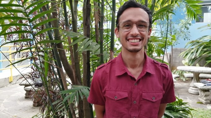 Ricardo Villalobos Vargas, estudiante de Arquitectura y Urbanismo del TEC, posa muy sonriente en un jardín del Campus TEC San José.