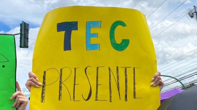 persona con cartel del tec 