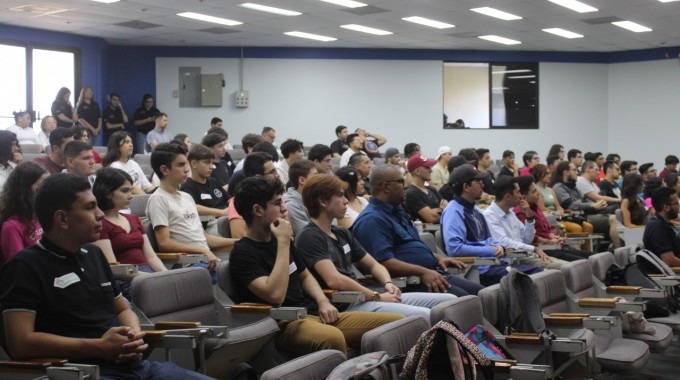 Imagen de varios estudiantes en el aula.