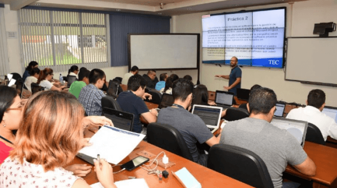 Funcionarios del Tec Digital en el curso “Fundamentos de Software Libre”, impartido por el Ing. Ronald Brenes del Departamento de Tecnología de Información y Telecomunicaciones del TEC. (Foto: Ruth Garita OCM)