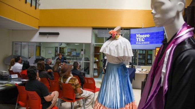 Vestidos típicos antiguos expuestos en la biblioteca. 