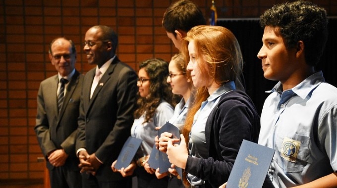 Durante el acto inaugural, se anunció el nombre de los cinco estudiantes de diferentes sedes del Colegio Científico que obtuvieron una beca para estudiar durante un año en Estados Unidos. (Foto: Ruth Garita/OCM)