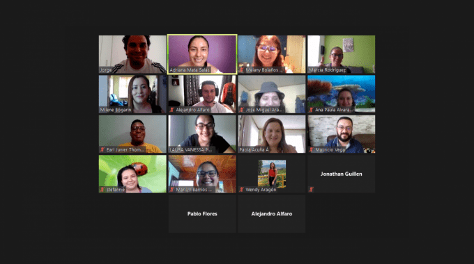 Varios rostros en una reunión virtual