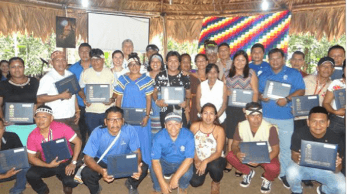 Graduación de un grupo de indígenas.