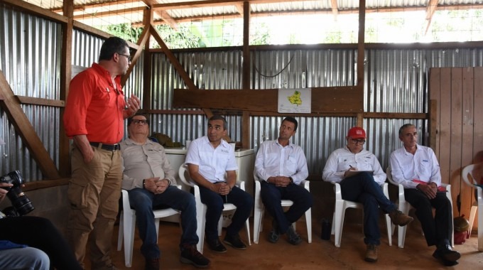 Un hombre de pie expone ante los rectores