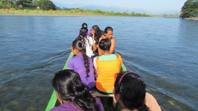 INDÍGENAS EN BOTE SOBRE EL RÍO TELIRE