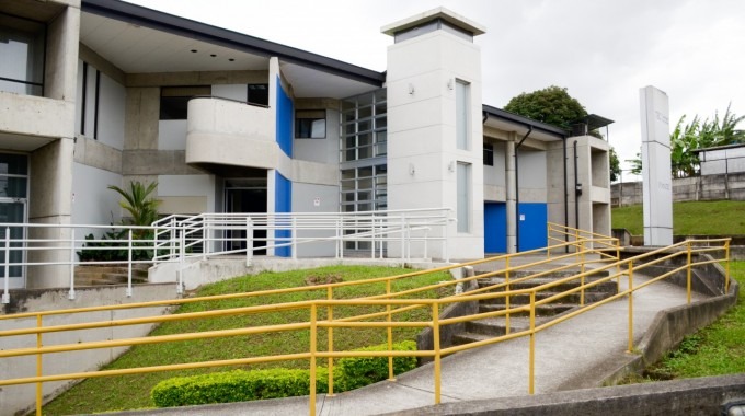 Fachada de uno de los edificios de las instalaciones del TEC en Zapote