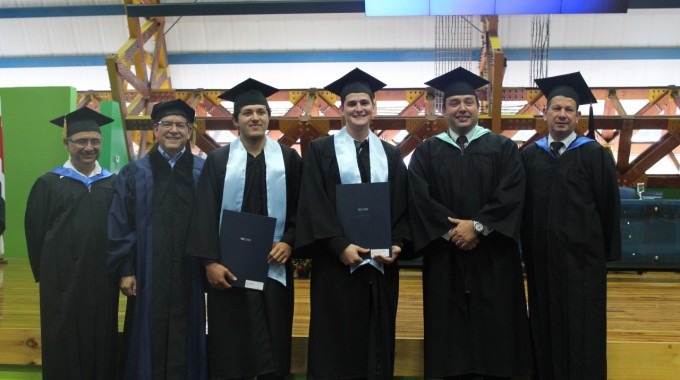 estudiantes_durante_acto_graduacion_tec_san_carlos_