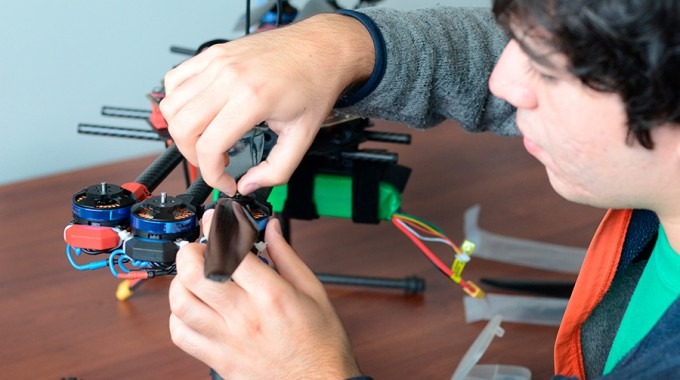 joven manipulando elementos electrónicos