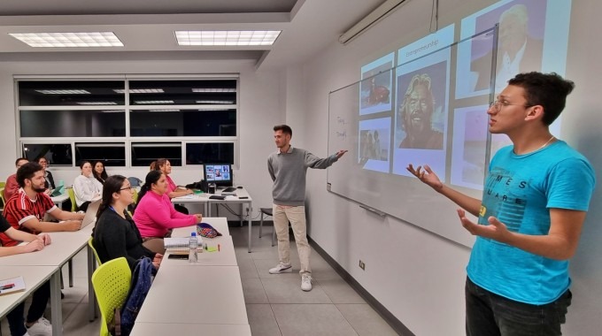 jóvenes exponiendo en clase.