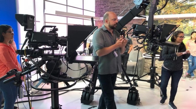 La fotografía muestra una de las clases de producción audiovisual que estudiantes del TEC realizaron en la Universidad Sacred Heard