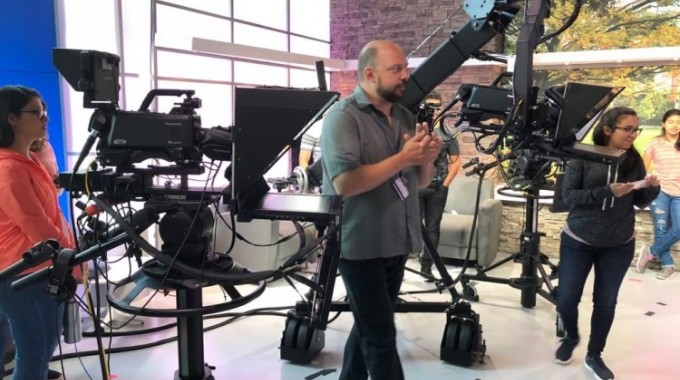 La fotografía muestra un grupo de muchachos como en un set de televisión, con muchas cámaras. Posiblemente en un chat.