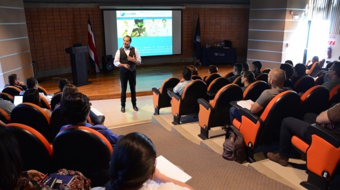 juan_manuel_garcia_experto_en_innovacion_sustentable_posando_en_auditorio_