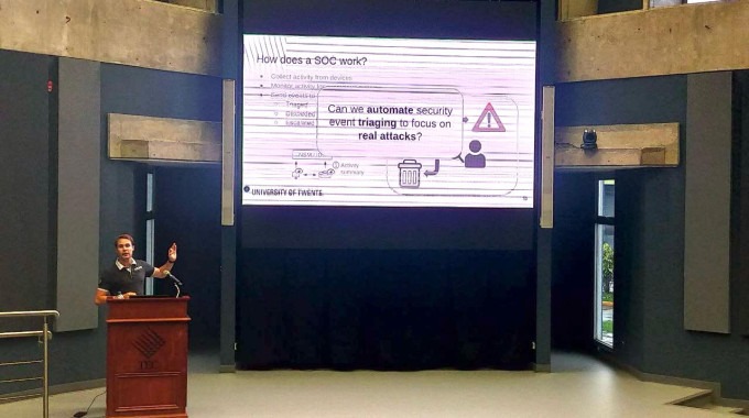 Experto en inteligencia artificial dando la charla