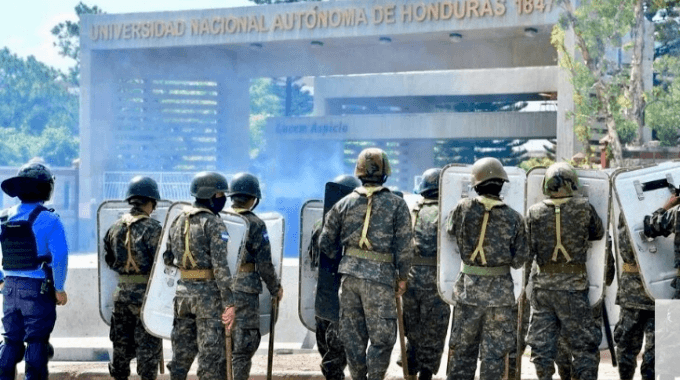 militares frente a la unah