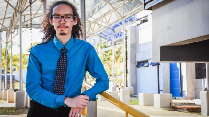 Estudiante posando para la cámara