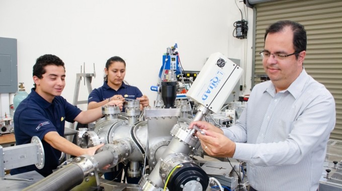 Iván Vargas en un laboratorio 