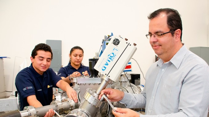 ivan vargas con estudiantes en laboratorio