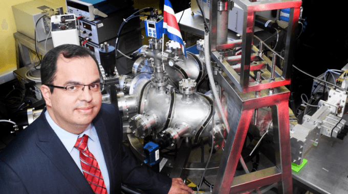 Dr. Iván Vargas junto al Stellarator de Costa Rica 1 (SCR-1) (OCM-TEC)